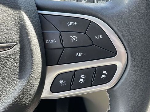 Certified 2023 Chrysler Pacifica Touring-L FWD image 34
