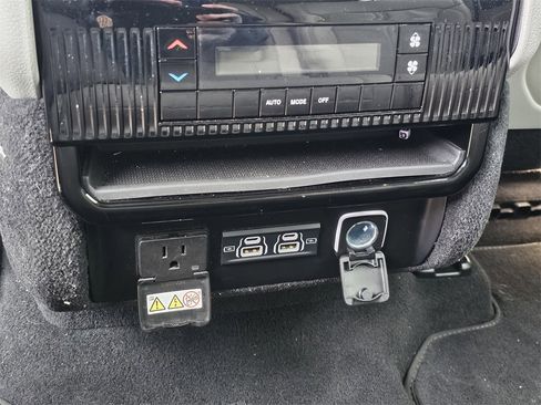 Used 2024 Jeep Wagoneer L Series II image 19