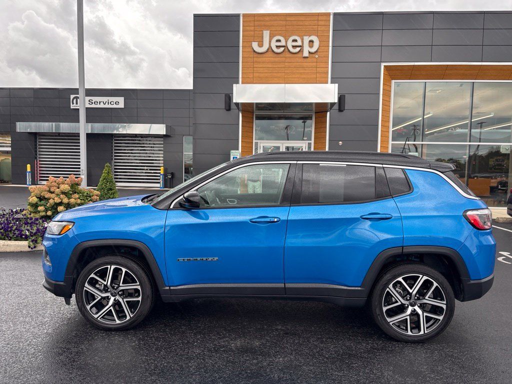 Used 2025 Jeep Compass Limited AWD/4WD image 2