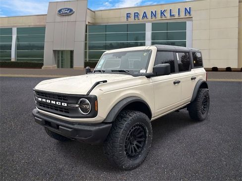New 2025 Ford Bronco 4-Door image 3