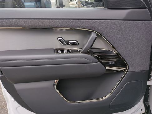 Used 2025 Land Rover Range Rover Sport SE image 11
