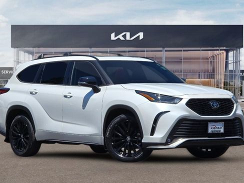 Used 2023 Toyota Highlander XSE AWD/4WD image 2