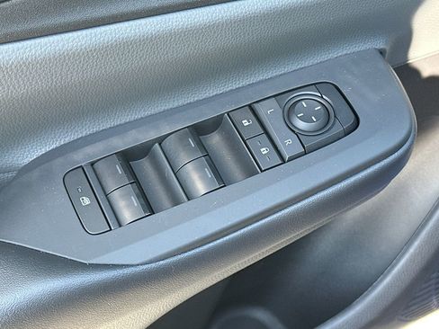 Used 2025 Toyota Prius LE image 15