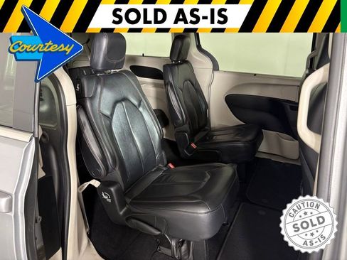 Used 2017 Chrysler Pacifica Touring-L FWD image 40