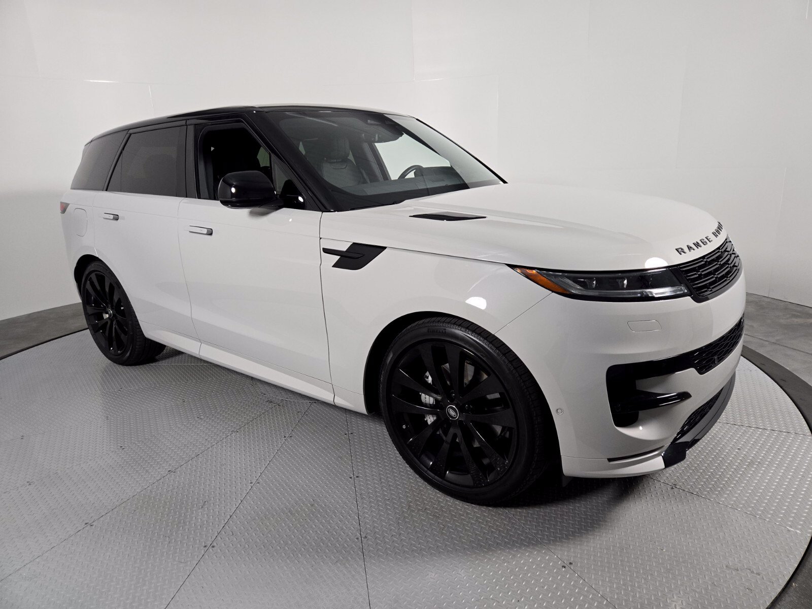 Used 2025 Land Rover Range Rover Sport Dynamic SE AWD/4WD image 16