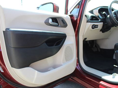 Used 2018 Chrysler Pacifica Limited FWD image 25