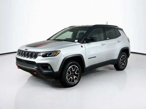 Used 2025 Jeep Compass Trailhawk AWD/4WD image 3