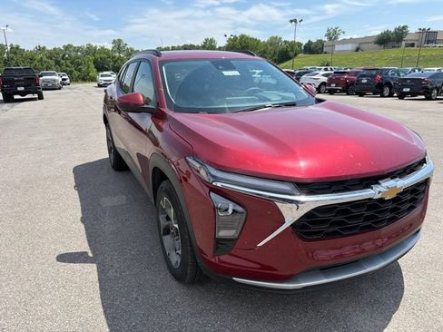 Used 2025 Chevrolet Trax LT FWD image 7
