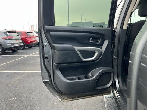 Used 2017 Nissan Titan SV image 17