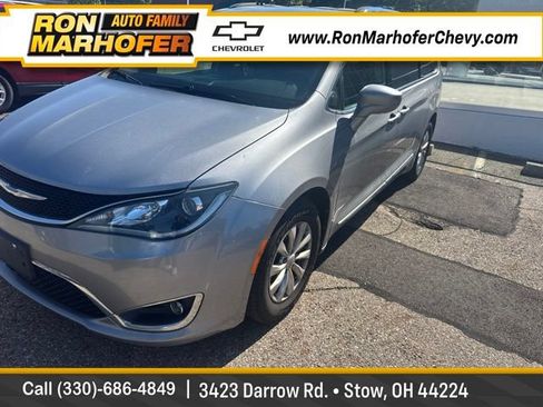 Used 2018 Chrysler Pacifica Touring-L FWD image 1