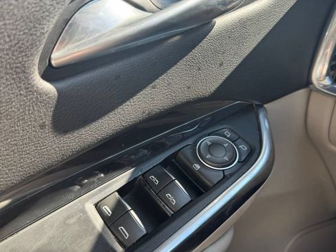 Used 2019 Cadillac XT4 Luxury w/ Cold Weather Package FWD image 9