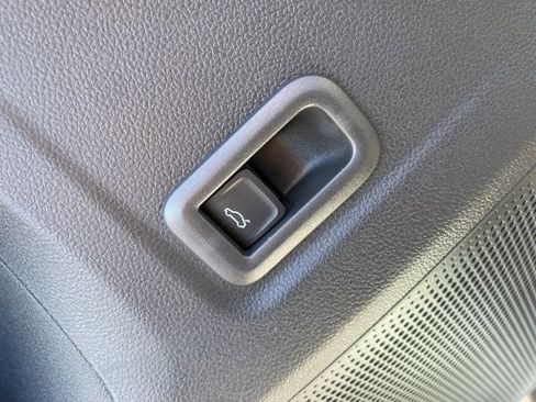 New 2025 Volkswagen Tiguan SE image 24