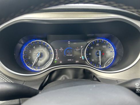 Used 2023 Chrysler Pacifica Limited w/ Uconnect Theater Family Group FWD image 26