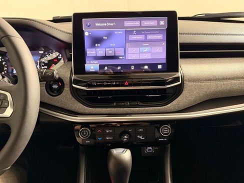 Used 2023 Jeep Compass Latitude image 24