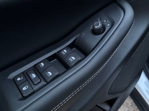 New 2026 Jeep Grand Cherokee Altitude image 11