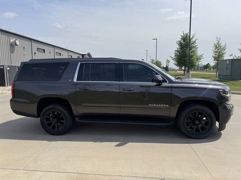 Used 2018 Chevrolet Suburban LT AWD/4WD image 4