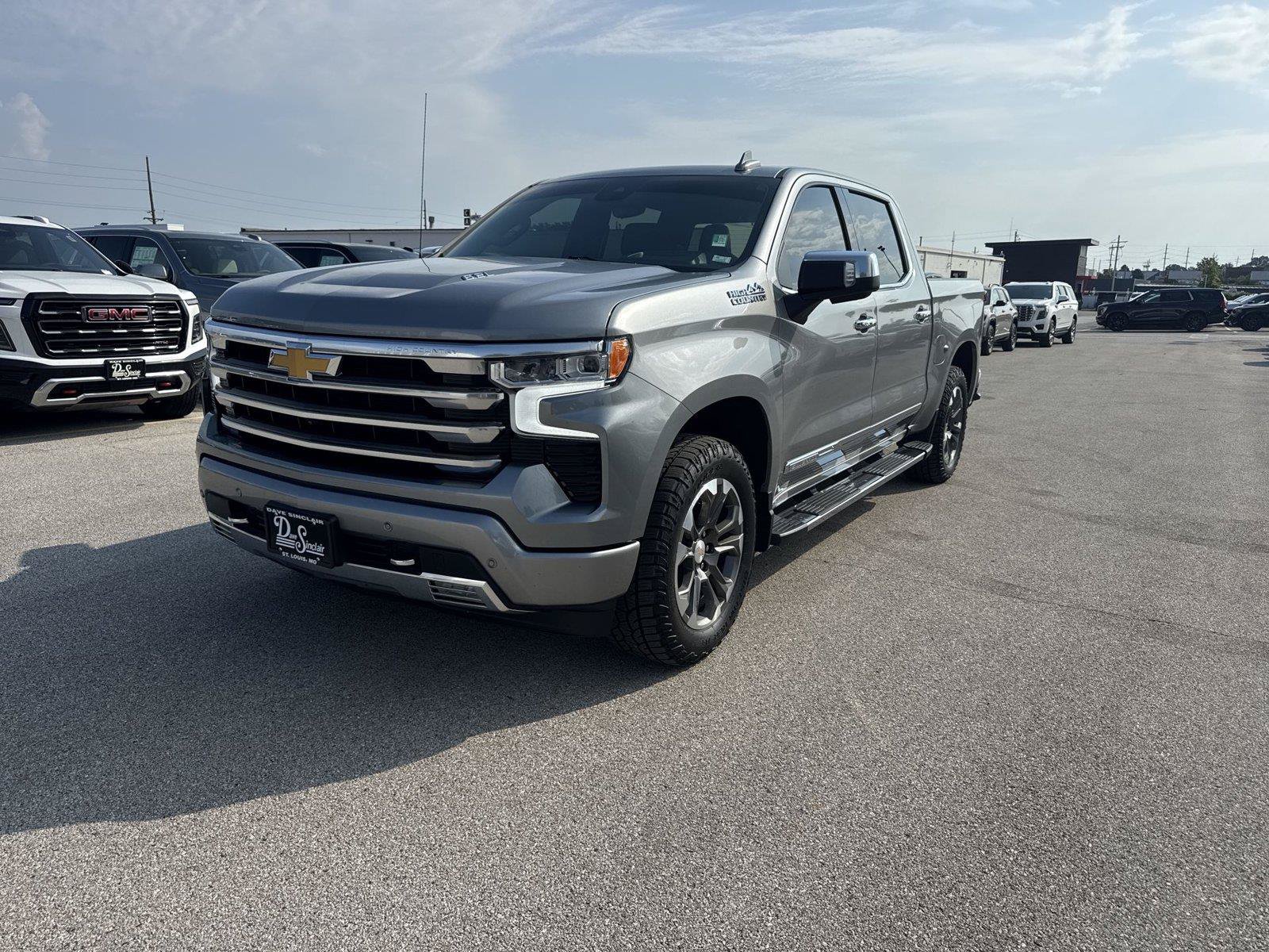 Used 2023 Chevrolet Silverado 1500 High Country w/ Technology Package AWD/4WD image 1
