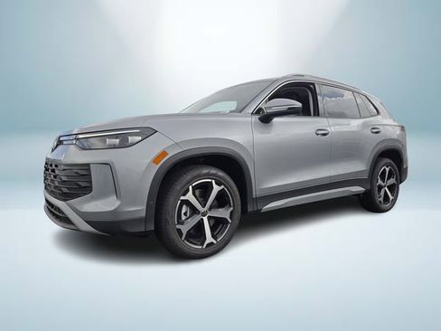 New 2025 Volkswagen Tiguan SE image 2