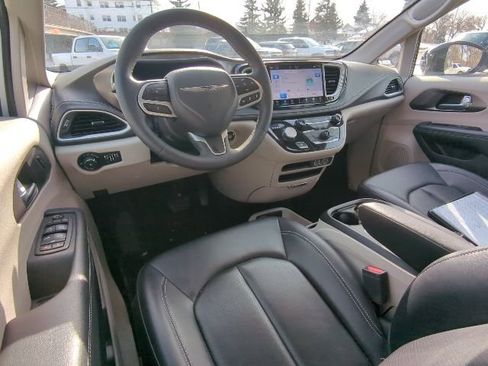 Used 2024 Chrysler Pacifica Select image 5