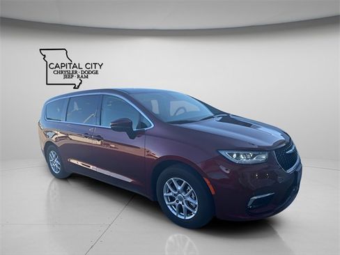 Used 2023 Chrysler Pacifica Touring-L image 2