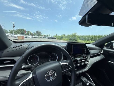 Used 2024 Toyota Highlander XSE FWD image 16