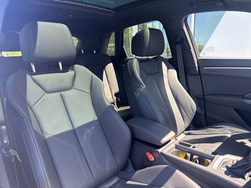 Certified 2025 Audi Q3 2.0T Premium w/ Convenience Package AWD/4WD image 9
