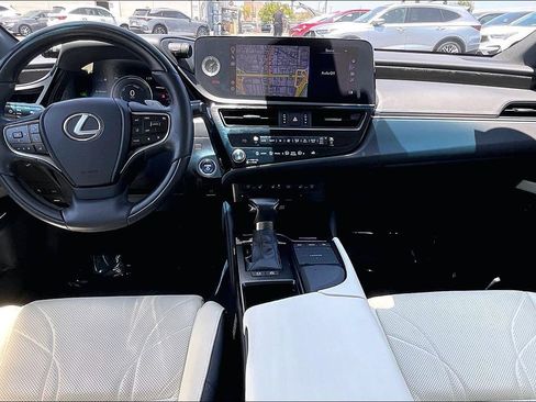Used 2022 Lexus ES 300h w/ Accessory Package 2 FWD image 10