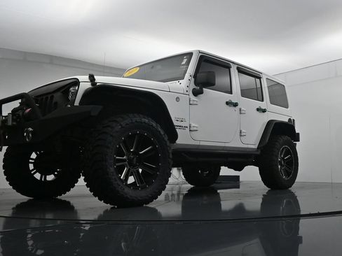 Used 2017 Jeep Wrangler Unlimited Sahara w/ Max Tow Package AWD/4WD image 34