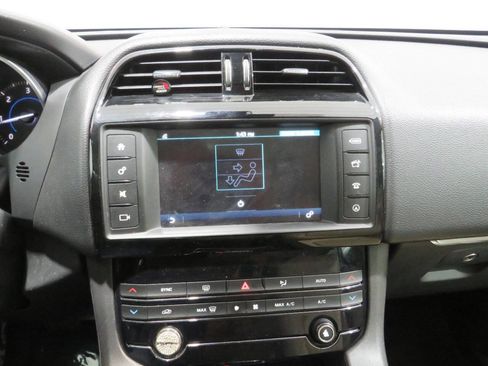 Used 2017 Jaguar F-PACE Premium image 23