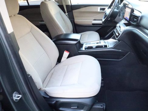 Used 2022 Ford Explorer XLT image 6