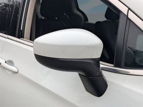 Used 2022 Chrysler Voyager LX image 11