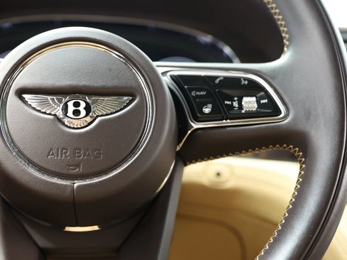 Used 2021 Bentley Bentayga AWD/4WD image 28