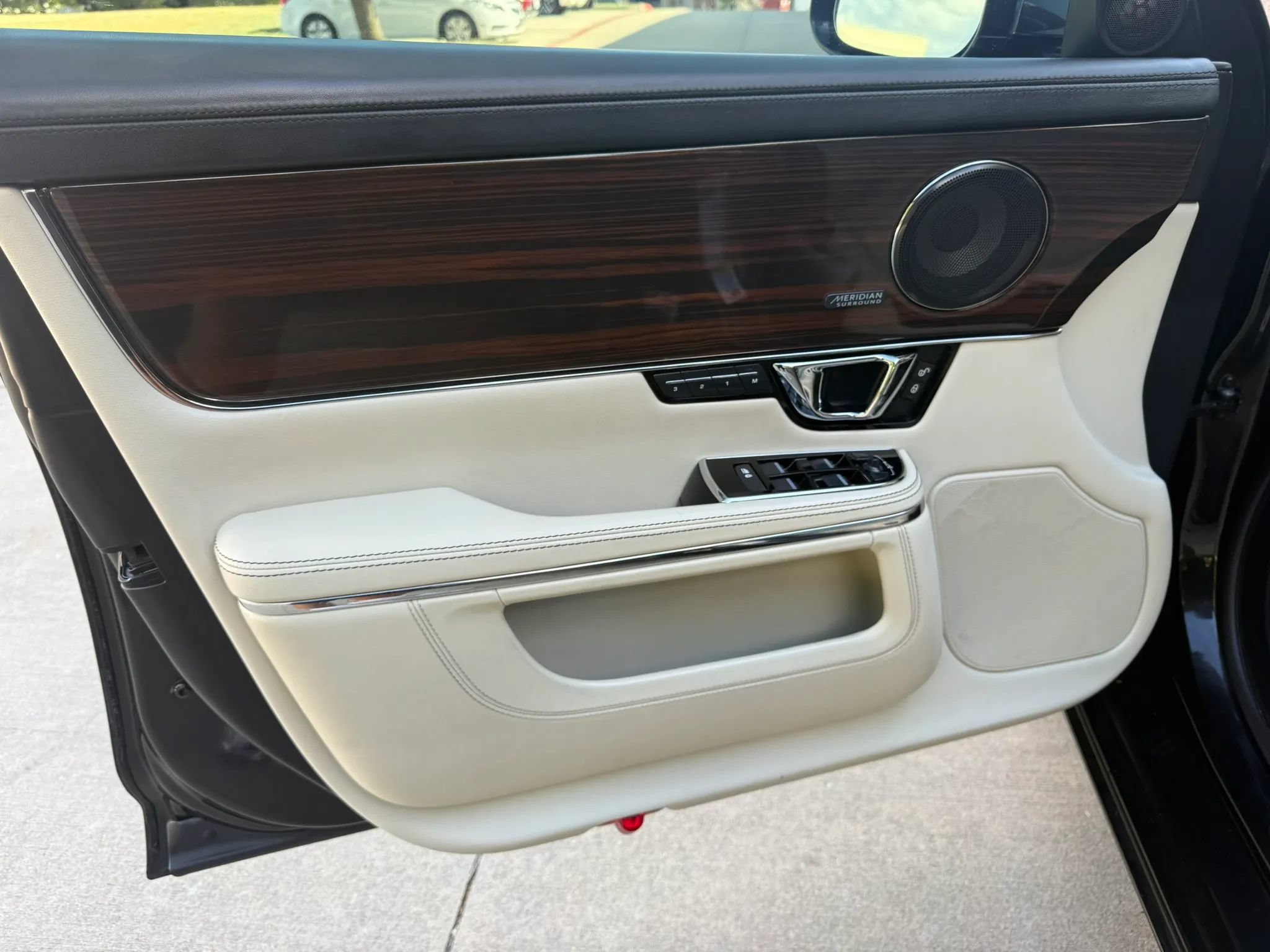Used 2015 Jaguar XJ L Portfolio RWD image 8