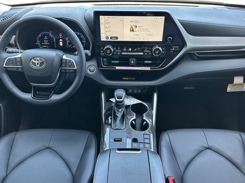 Certified 2026 Toyota Highlander Limited AWD/4WD image 13