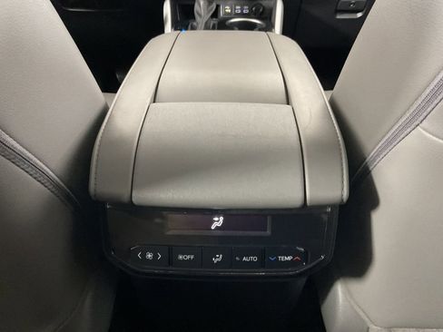 Used 2023 Toyota Highlander XLE AWD/4WD image 12