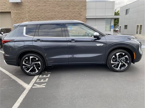 New 2025 Mitsubishi Outlander 4WD Plug-In Hybrid image 4