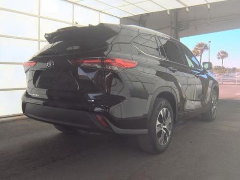 Used 2021 Toyota Highlander XLE image 3