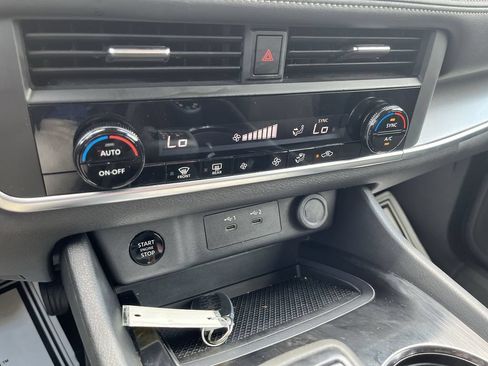 Used 2025 Nissan Rogue SV AWD/4WD image 18