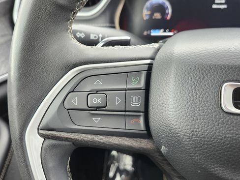 Used 2023 Jeep Grand Cherokee Limited image 37