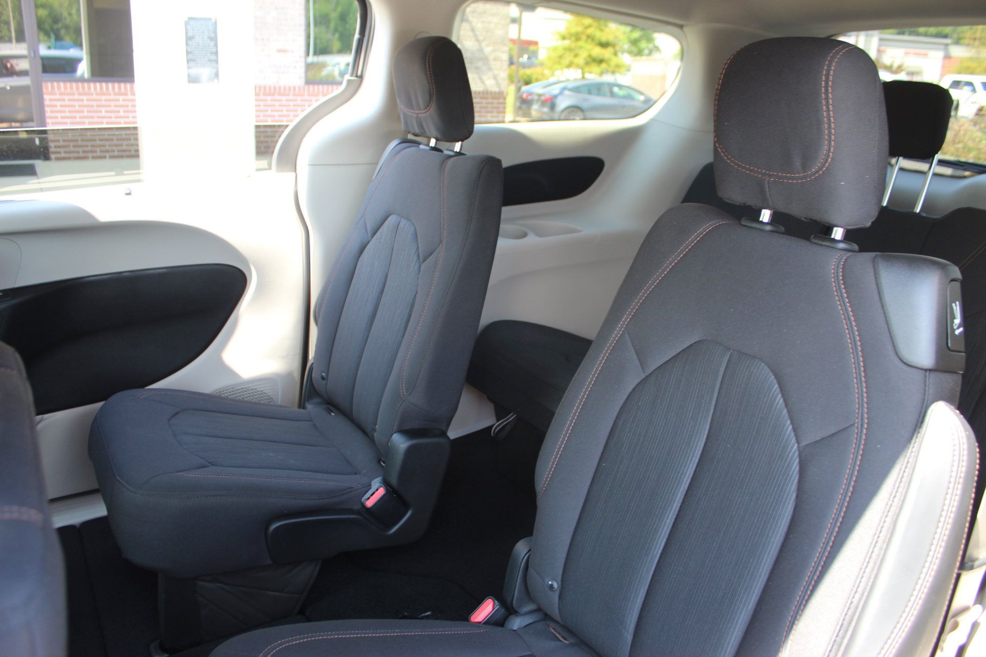 Used 2019 Chrysler Pacifica Touring Plus w/ Tire & Wheel Group FWD image 24