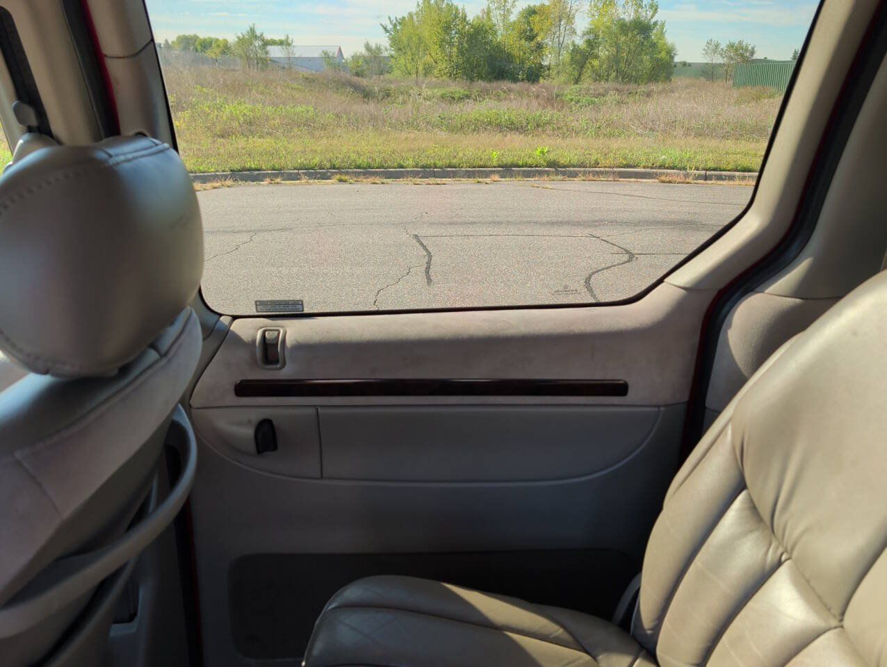 Used 1999 Chrysler Town & Country Limited FWD image 22