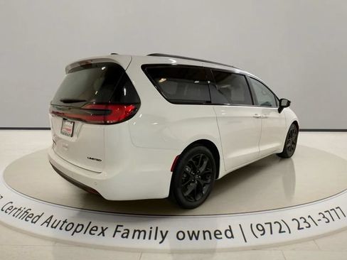 Used 2026 Chrysler Pacifica Limited w/ S Appearance Package FWD image 5