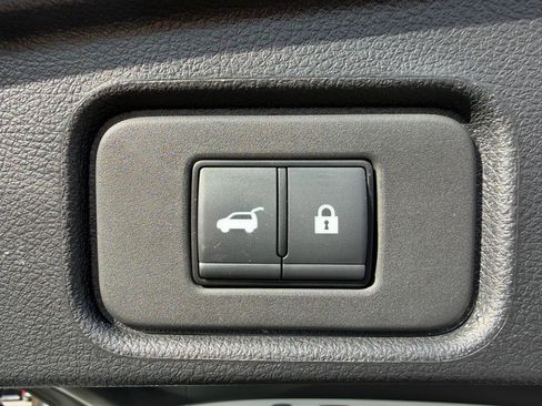 Used 2025 Nissan Pathfinder SV image 7