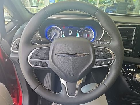 Used 2025 Chrysler Pacifica Select FWD image 8