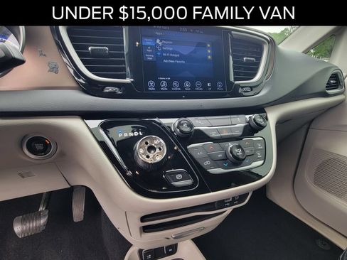 Used 2017 Chrysler Pacifica Touring-L FWD image 26