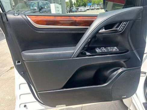 Used 2016 Lexus LX 570 4WD w/ Luxury Package image 11