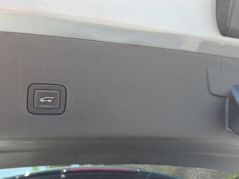 Used 2023 Chevrolet Traverse Premier FWD image 14