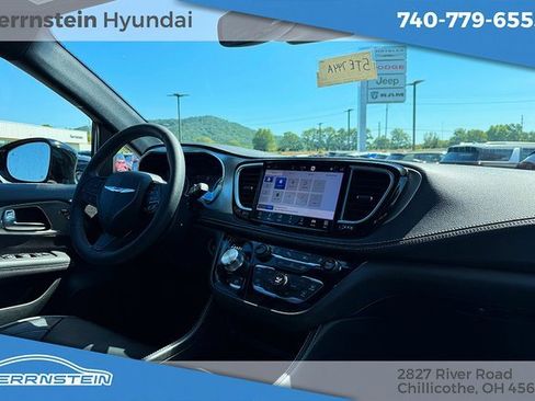 Used 2023 Chrysler Pacifica Limited w/ S Appearance Package image 30