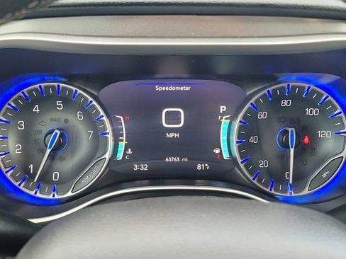 Used 2023 Chrysler Pacifica Touring-L FWD image 27