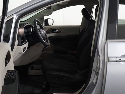 Used 2023 Chrysler Voyager LX FWD image 20